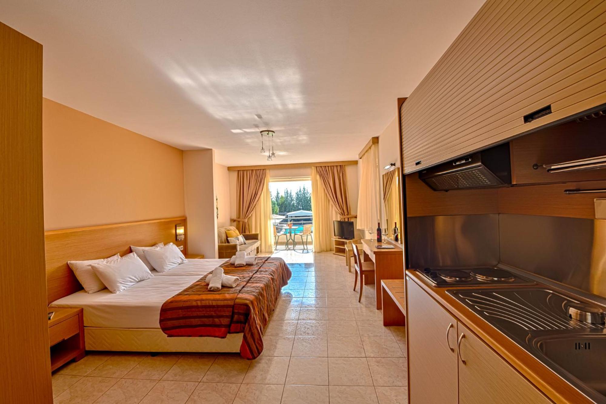 Anilio Plaza Aparthotel Zacharo Phòng bức ảnh